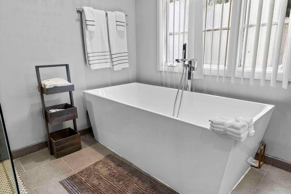 Stunning Mediterranean Mansion In Laurel Canyon Los Angeles Zewnętrze zdjęcie