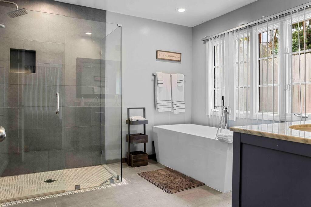 Stunning Mediterranean Mansion In Laurel Canyon Los Angeles Zewnętrze zdjęcie